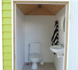 Camping 3 étoiles en Vendée : cabine toilettes pour emplacement de tente
