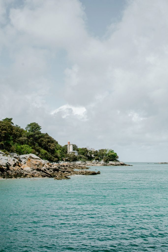 Vue des paysages rocheux et des côtes de l'île de Noirmoutier depuis la mer 