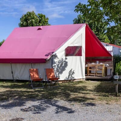 Voll ausgestattetes Lodge-Zelt mit Terrasse für einen Campingurlaub in der Natur