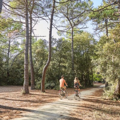 Fietsen in het bos van Pays de Monts in de Vendée.
