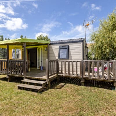 Fassade eines Ferienhäuschens auf einem familienfreundlichen Campingplatz in der Vendée