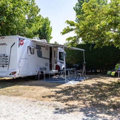 Geräumiger Stellplatz für Wohnmobile in Le Clos du Bourg in der Vendée