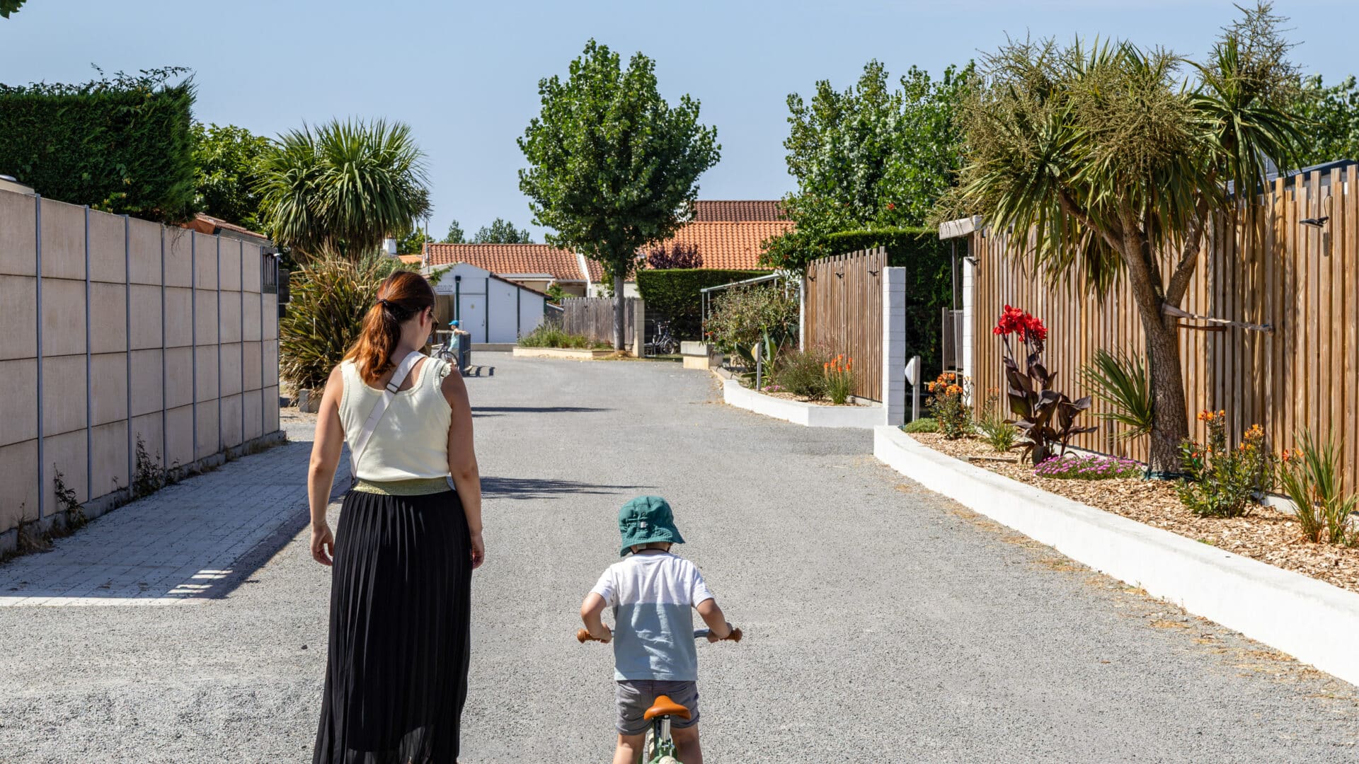 Les allées du camping Le Clos du Bourg, en bord de mer, en Vendée